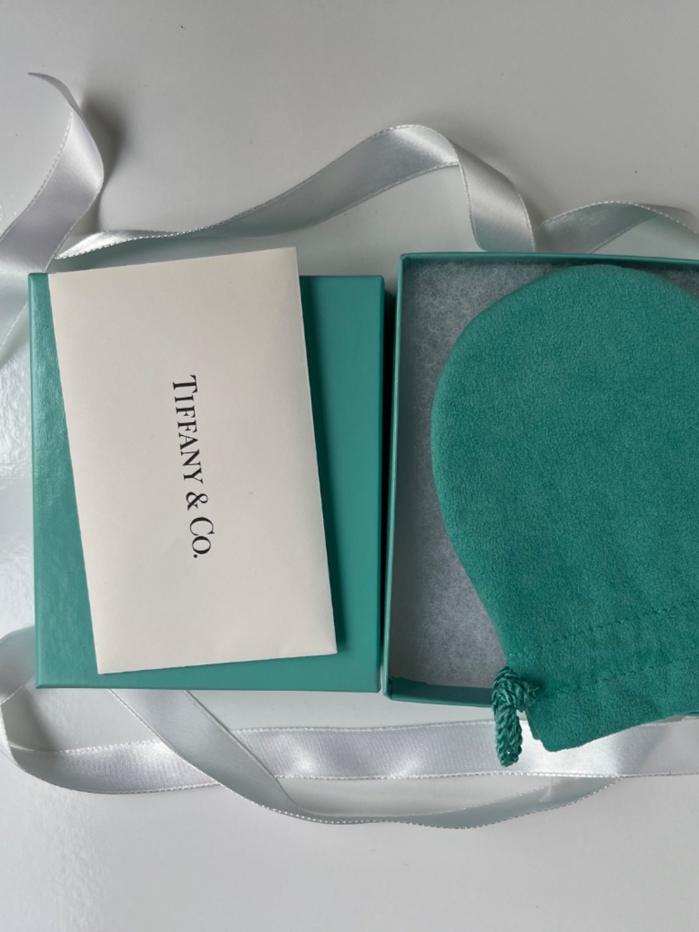 Large lot of Tiffany & Co. Boxes, ribbons, pouches, etc. - Picture 16 of 16